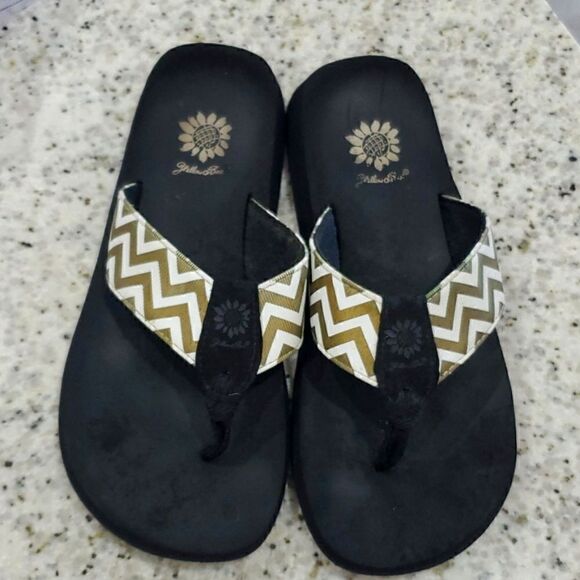 Yellow Box, Gold Chevron sandals, size 8 - Picture 6 of 7